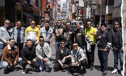 Banda El Recodo arma fiesta en las calles de Japón pero la policía lo impide