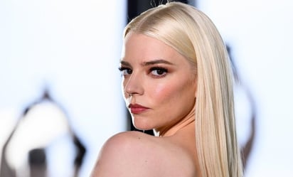 Anya Taylor-Joy cautiva con poderoso vestido vintage de flechas