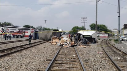 Tren parte en dos a tráiler; iba cargado con vasos de vidrio