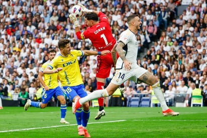 Doblega Real Madrid al Cádiz y espera resultado del Barcelona para ser campeón