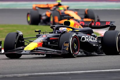 Verstappen impone su ley y saldrá primero en la carrera al esprint, con “Checo” tercero