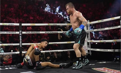 Canelo Álvarez derrota a Jaime Munguía por decisión en una auténtica guerra de golpes