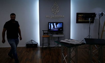 Llueven críticas a Israel por cerrar Al Jazeera