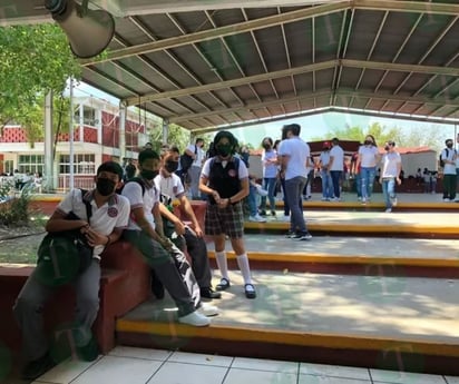 Secundaria 76 tampoco tiene luz y sufren por intenso calor