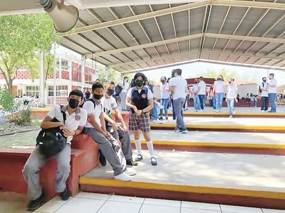 Secundaria 76 tampoco tiene luz y sufren por intenso calor