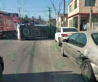 Padre e Hija resultan Ilesos después de aparatosa volcadura en Monclova