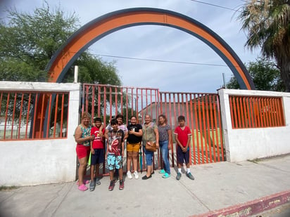 Padres cierran otra escuela por calor  'infernal' en las aulas