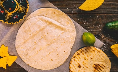 ¿Cuántas tortillas de harina y maíz puedes comer al día para no engordar?