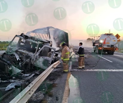 Tráiler queda reducido a cenizas en la carretera 57 a la altura de Monclova