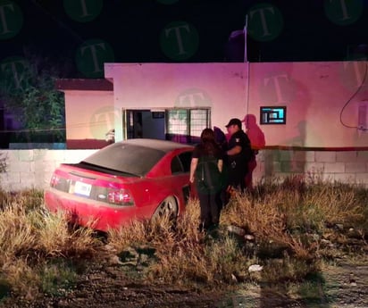 Ebrio conductor estrella su Mustang contra vivienda en la Lupita Murguía 