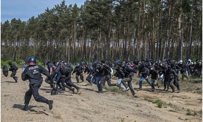 Manifestantes intentan irrumpir en planta de Tesla en Alemania; reportan varios heridos