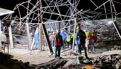 Rescatan con vida a persona atrapada varios días en escombros de edificio que colapsó en Sudáfrica