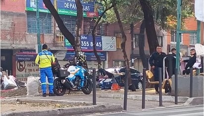 Hallan cadáver de una mujer en un camellón de CDMX 