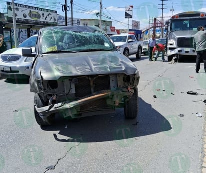 Conductor sale ileso tras choque y volcadura en puente de la Primero Mayo