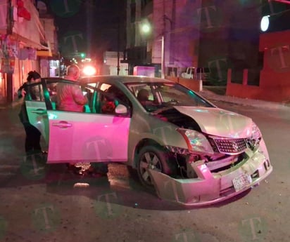 Fuerte choque en la Zona Centro de Monclova deja a madre y niño heridos