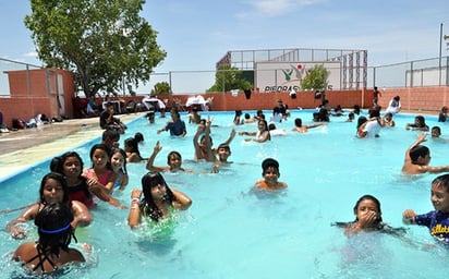 Albercas de la ciudad abrirán al público para mitigar calor