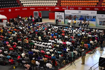 Román Alberto Cepeda lidera un equipo de atención médica en el Auditorio Municipal de Torreón