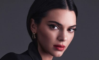 Kendall Jenner derrocha belleza en traje de baño animal print rojo