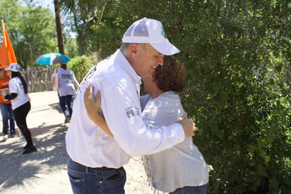 Theo Kalionchiz sigue recorriendo el distrito 03 