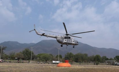 Helicóptero de la Marina combate incendio forestal en el 'Cañón del Novillo', en Tamaulipas