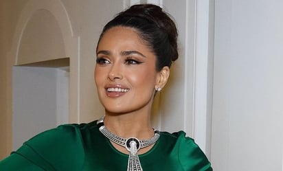 Salma Hayek luce elegante vestido negro que define la cintura