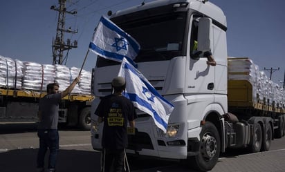 Israelíes vuelven a bloquear y vandalizar un convoy humanitario de camino a Gaza