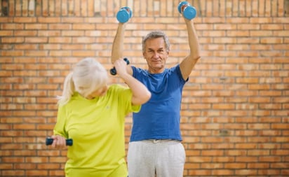 Alimentación saludable, actividad física y control de enfermedades crónicas contra la sarcopenia