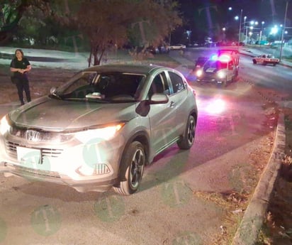 Mujer estrella su camioneta contra camellón en Monclova