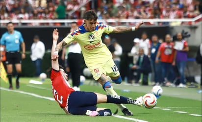 Chicote Calderón se engancha con la afición de Chivas en pleno partido