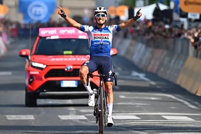 Alaphilippe exhibe poderío y se agencia la etapa; Pogacar sigue siendo el líder