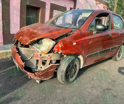 Mujer provoca fuerte choque en transitado cruce de la colonia Las Flores