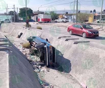 Mujer resulta ilesa tras aparatosa volcadura en la colonia Las Misiones de Monclova