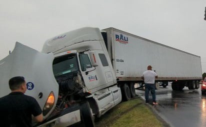 Un tráiler derrapa y se impacta contra anuncios