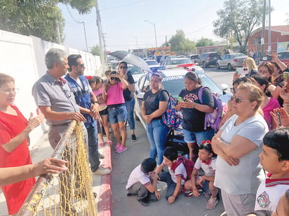 Madres exigen despido de la directora por maltrato a alumnos 