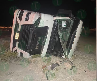 Trailero resulta lesionado tras aparatosa volcadura en la carretera 30