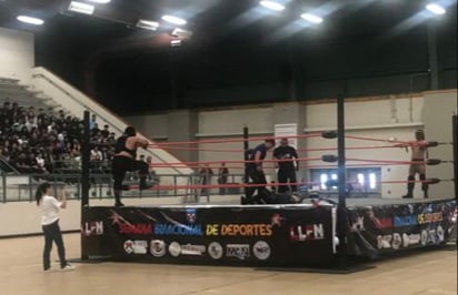 Estudiantes de Eagle Pass disfrutan de la lucha libre mexicana