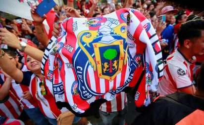 Liga MX: Afición de Chivas inunda el hotel de concentración previo a la semifinal ante Club América