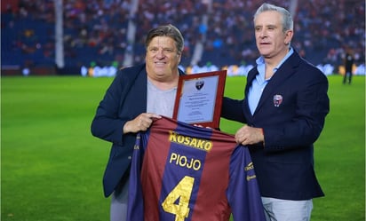 Miguel Herrera recibe homenaje de la directiva del Atlante por su trayectoria como azulgrana