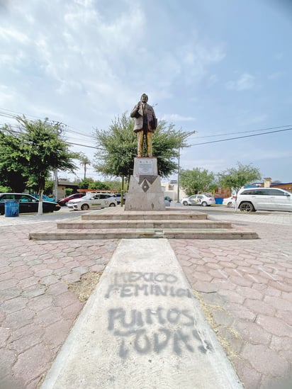 Maestros lamentan daño a estatua de ilustre maestro