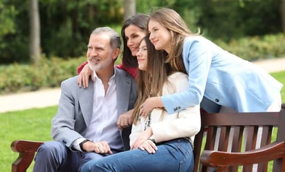 El rey Felipe VI y Letizia celebran su 20 aniversario con fotos acompañados de sus hijas