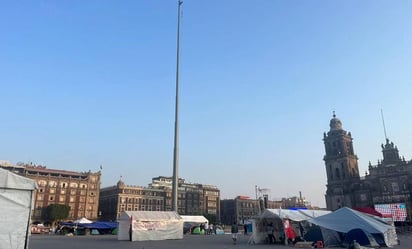 Zócalo amanece sin Bandera Nacional; CNTE mantiene casas de campaña alrededor del asta