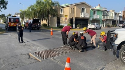 Se atoran cuatro menores en una alcantarilla en Escobedo 