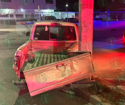 Camioneta queda encajada en un poste