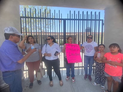 Padres exigen corran a directora de escuela por desvío de fondos