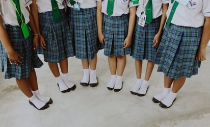 Capturan y liberan a hombre que se disfrazaba de colegiala en Perú, es señalado de acoso