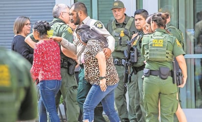 Familiares de víctimas de masacre en Uvalde demandan a la policía por 'respuesta fallida' al tiroteo