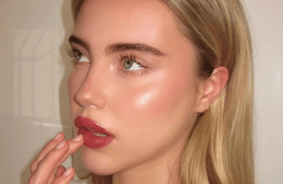 Pearl Skin: la tendencia de maquillaje más viral de la primavera 2024: Un look luminoso al instante. El pearl skin es la nueva tendencia de Tiktok, creada para otorgarle a nuestra piel luminosidad.