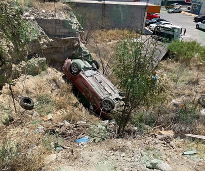 Joven se precipita al fondo de un barranco con su auto tras escapar de un incendio 