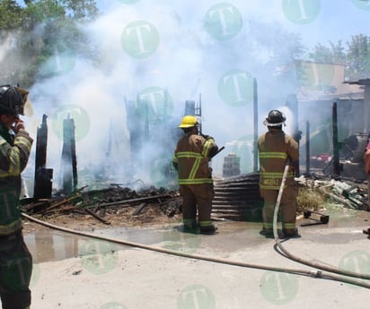 Voraz incendio deja una vivienda en ruinas y un herido en Frontera 