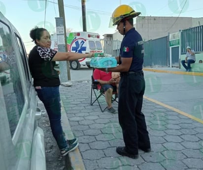 Elementos de PC y Bomberos hidratan a la comunidad 